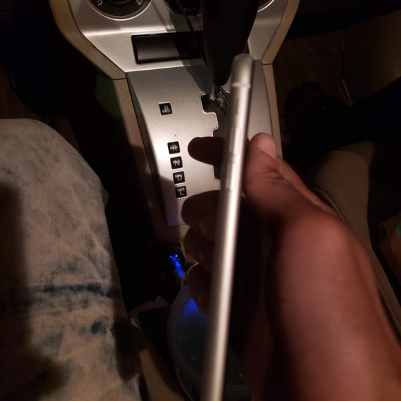 iPhone XR 256 gig white like new condition - Picture 5 of 6